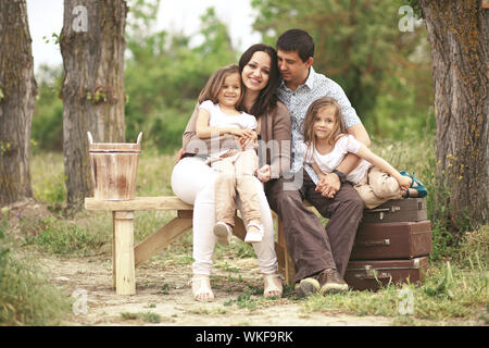 Family Portrait outdoor auf Holzbank im rustikalen Stil Stockfoto