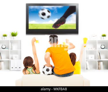 junge Fans schreien und beim Fußballspiel ansehen Stockfoto