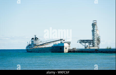 MISSISSAUGA, Ontario, Kanada - 30. SEPTEMBER 2017: Die selbstentladewagen bulk carrier Robert S. Pierson liegt am nördlichen Ufer des Lake Ontario angedockt. Stockfoto