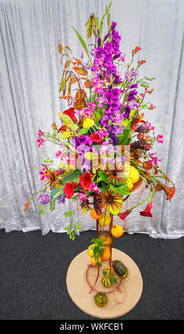 Blumengebinde am NAFAS Blumenkunst Anzeige im September 2019 Wisley Garden Flower Show, RHS Garden Wisley, Surrey, South East England, Großbritannien Stockfoto