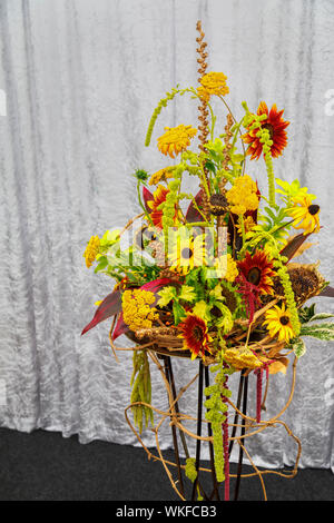 Blumengebinde am NAFAS Blumenkunst Anzeige im September 2019 Wisley Garden Flower Show, RHS Garden Wisley, Surrey, South East England, Großbritannien Stockfoto