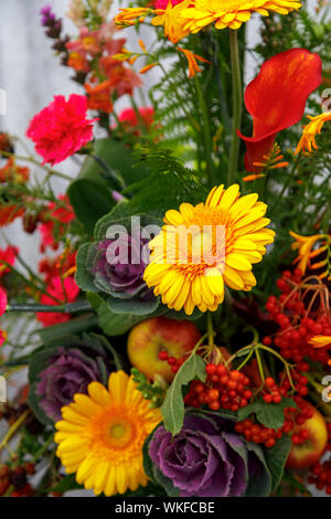 Blumengebinde am NAFAS Blumenkunst Anzeige im September 2019 Wisley Garden Flower Show, RHS Garden Wisley, Surrey, South East England, Großbritannien Stockfoto