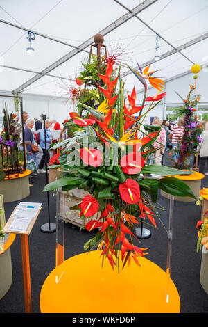 Blumengebinde am NAFAS Blumenkunst Anzeige im September 2019 Wisley Garden Flower Show, RHS Garden Wisley, Surrey, South East England, Großbritannien Stockfoto