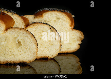 Nahaufnahme von drei Schichten von twisted Mohn Brötchen in der Zeile auf schwarzem Glas isoliert Stockfoto