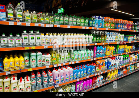 Kiew, Ukraine - 4. September 2019: Silpo Supermarkt. Reinigungsmittel auf dem Regal von speichern. Stockfoto