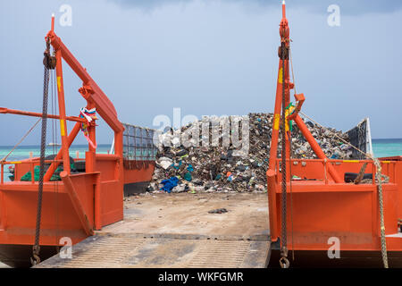 Boot sammeln Müll aus dem Ocean Beach in Thailand Stockfoto