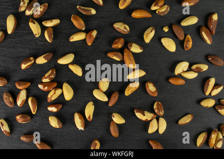 Menge ganze rohe braun Brasilien Mutter flatlay am grauen Stein Stockfoto