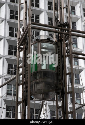 Detail eines modernen Gebäudes mit Aufzug Stockfoto