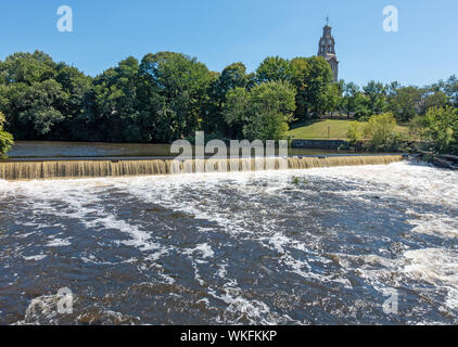 Damm entlang des Blackstone River bei Slater Mill Historic Site in Pawtucket, Rhode Island Stockfoto