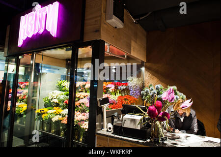 Kiew, Ukraine - 4. September 2019: Silpo Supermarkt. Blumen auf Speichern. Stockfoto