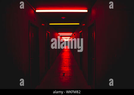 Red Light Corridor scary Konzept horror Szenerie angst Konzept Stockfoto