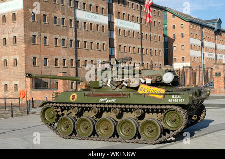 Klassische militärische Ausstellungsfahrzeuge in Gloucester Docks, Südengland Stockfoto