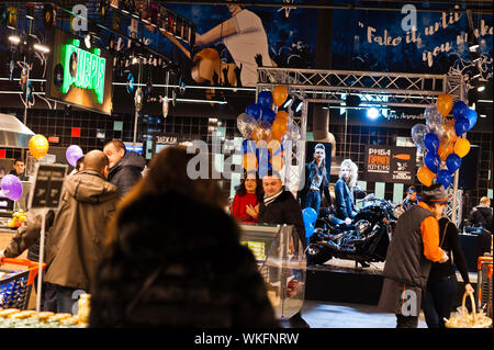 Kiew, Ukraine - 4. September 2019: Silpo Supermarkt. Völker in Lebensmittelgeschäft. Stockfoto