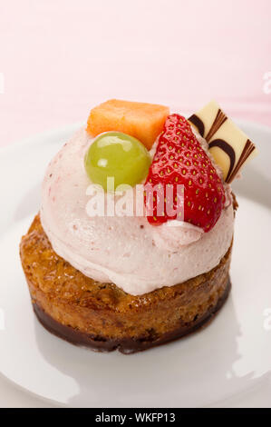 Gourmet Creamy Dessert mit Schokolade und Kuchen base garniert mit frischem Obst und Schokolade Wafer auf einem Teller im Hochformat serviert mit copyspac Stockfoto