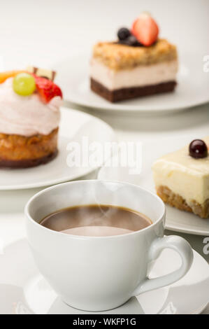 Heiße frisch Tasse aromatischen Kaffee gebrüht mit einer Vielzahl von Kuchen oder Gebäck in einem Restaurant serviert, für eine Kaffeepause oder bei der Bewirtung an einer Gleichheit Stockfoto