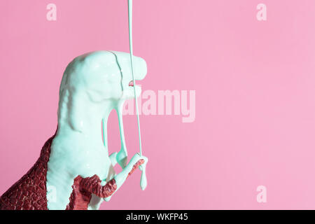 Neo mint Farbe ist das Gießen auf Dinosaurier Spielzeug. Trendy kreatives Konzept. Stockfoto