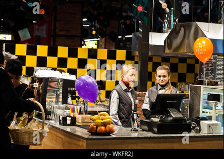 Kiew, Ukraine - 4. September 2019: Silpo Supermarkt. Arbeitnehmer bei Lebensmittelgeschäft. Stockfoto