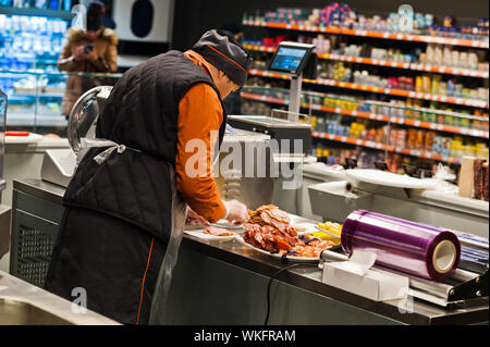 Kiew, Ukraine - 4. September 2019: Silpo Supermarkt. Arbeitnehmer bei Lebensmittelgeschäft. Stockfoto