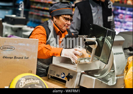 Kiew, Ukraine - 4. September 2019: Silpo Supermarkt. Arbeitnehmer bei Lebensmittelgeschäft. Stockfoto