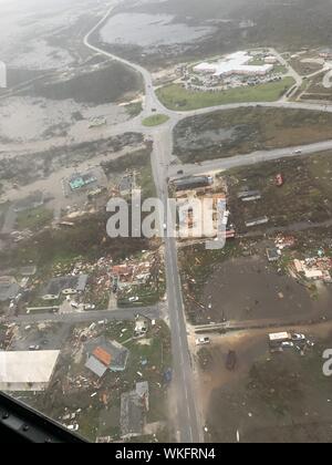 Coast Guard Air Station Clearwater vorwärts - vier MH-60 Jayhawk Helikopter Besatzungen zur Unterstützung der Such- und Rettungsmaßnahmen und humanitäre Hilfe in den Bahamas, Sept. 3, 2019, 3. September 2019 bereitgestellt. Die Küstenwache unterstützt die Bahamian National Emergency Management Agency und das Royal Bahamian Defence Force, dem führenden sind Such- und Rettungseinsätze in den Bahamas (U.S. Foto mit freundlicher Genehmigung von der Küstenwache Coast Guard Air Station Clearwater). () Stockfoto