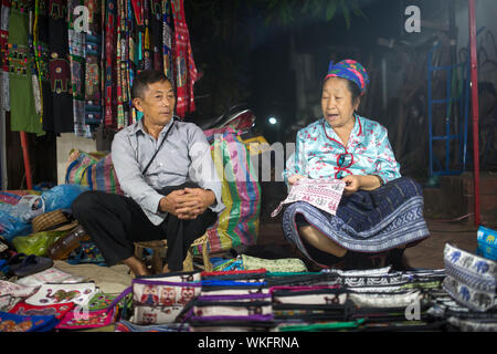 Luang Prabang, Laos - November 14, 2017: Die Menschen in der traditionellen Night Market in Luang Prabang, Laos am 14. November 2017. Stockfoto