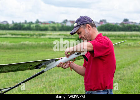 Mann macht die Montage RC Segelflugzeug, Nahaufnahme Stockfoto