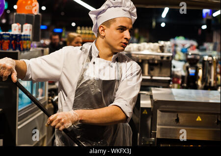 Kiew, Ukraine - 4. September 2019: Silpo Supermarkt. Arbeitnehmer bei Lebensmittelgeschäft. Stockfoto