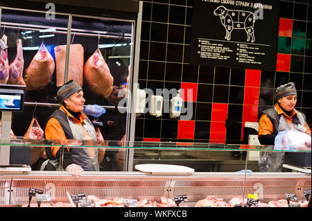 Kiew, Ukraine - 4. September 2019: Silpo Supermarkt. Arbeitnehmer bei Lebensmittelgeschäft. Stockfoto