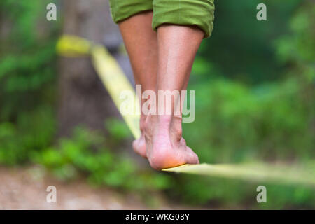 Slackline in der Natur. Stockfoto