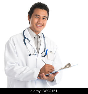 Porträt des südostasiatischen männlichen Arzt medizinische Bericht schreiben, stehen isoliert auf weißem Hintergrund. Junger Mann Modell. Stockfoto