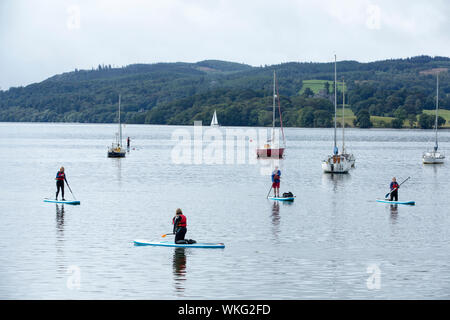 Stand Up Paddle Boarder am Lake Windermere in Ambleside, Lake District, England. Stockfoto