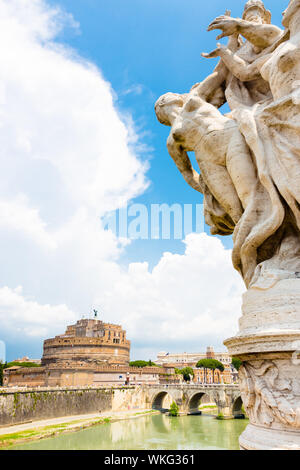 Tiber und Sant Angelo Castle und Brücke in Rom, Italien. Stockfoto