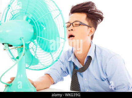 junger Geschäftsmann verwenden Ventilatoren abkühlen lassen Stockfoto