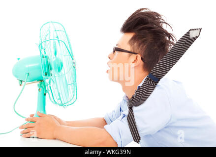 Sommerhitze, Geschäftsmann verwenden Ventilatoren abkühlen lassen Stockfoto