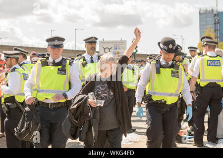 Excel Centre, London, Großbritannien. 4. September 2019. Ein demonstrant wird von der Polizei. Die Demonstranten aus der Anti-AKW-arme Gruppen selbst zusammen gesperrt haben und die Straße in Excel Centre blockiert als Teil der Protest außerhalb der DSEI Arme fair. Penelope Barritt/Alamy leben Nachrichten Stockfoto