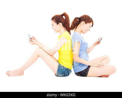zwei glückliche junge Frau Smartphone spielen Stockfoto