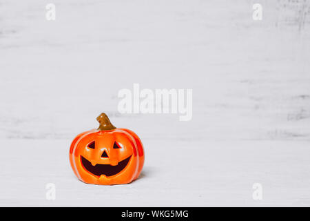 Orange ghost Pumpkins auf grunge Rusty weiß Holz- borad Hintergrund mit Kopie Platz für Ihren Text. halloween Hintergrund minimalen Begriff. Stockfoto