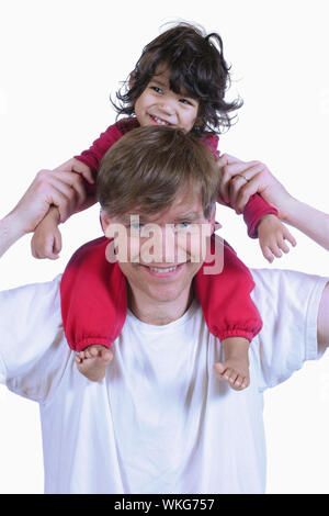 Vater Sohn auf den Schultern tragen Stockfoto