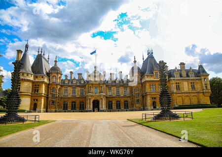 Buckinghamshire, Großbritannien. 04 Sep, 2019. Für die Vereinigung der Familie Rothschild mit einigen der besten Weine der Welt seit mehr als 100 Jahren feiern. Diese atmosphärischen Lagern eine historische Sammlung von mehr als 15.000 Flaschen, die größte Sammlung von Rothschild Wein in der Welt. Sie sind auf der privaten Kellern im Château Lafite Rothschild modelliert. Die Gewölbe enthalten historische Sammlungen von Château Lafite Rothschild, Château Mouton Rothschild sowie Weine aus anderen Eigenschaften, die von den beiden Firmen. Credit: Paul Quezada-Neiman/Alamy leben Nachrichten Stockfoto