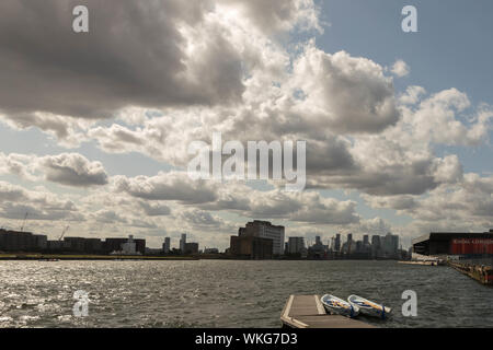 Docklands, East London, UK. 4. Sep 2019. Wolken und einem blustery Brise in der Nähe des Excel Centre in East London. Credit: Penelope Barritt/Alamy leben Nachrichten Stockfoto