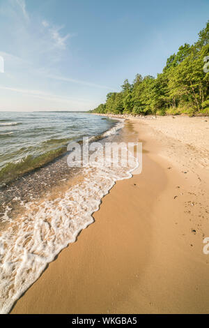 Leeren, weißen Sand Strand im Sommer, in der Nähe des Nationalpark Stenshuvud, Osterlen, Skane, Schweden, Skandinavien. Stockfoto