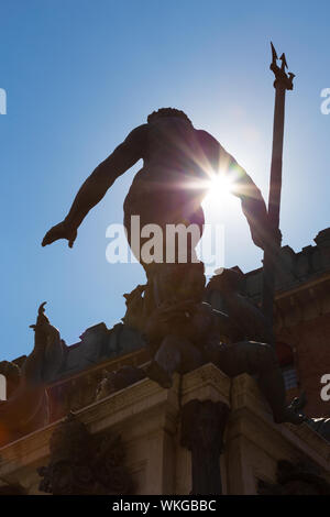 Silhouette der Neptunbrunnen, monumentale civic Brunnen in der gleichnamigen Piazza Nettuno befindet sich neben der Piazza Maggiore in Bologna, Italien. Stockfoto