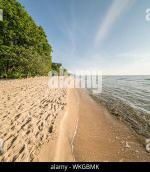 Leeren, weißen Sand Strand im Sommer, in der Nähe des Nationalpark Stenshuvud, Osterlen, Skane, Schweden, Skandinavien. Stockfoto