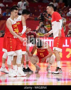 Peking, China. 4. Sep 2019. Spieler von China Blicken niedergeschlagen, nachdem die Gruppe ein Match zwischen China und Venezuela im Jahr 2019 FIBA-Weltmeisterschaft in Peking, der Hauptstadt von China, an Sept. 4, 2019. Credit: Meng Yongmin/Xinhua/Alamy leben Nachrichten Stockfoto