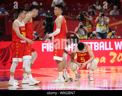 Peking, China. 4. Sep 2019. Spieler von China Blicken niedergeschlagen, nachdem die Gruppe ein Match zwischen China und Venezuela im Jahr 2019 FIBA-Weltmeisterschaft in Peking, der Hauptstadt von China, an Sept. 4, 2019. Credit: Meng Yongmin/Xinhua/Alamy leben Nachrichten Stockfoto