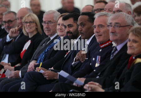 Kabinettsminister für Justiz Humza Yousaf (Mitte) während die schottische Polizei Trauerfeier an der Polizei Schottland Hauptsitz am Tulliallan. PA-Foto. Bild Datum: Mittwoch, 4. September 2019. Die jährliche Veranstaltung, wird von den Familien der Offiziere, die auf Aufgabe in Schottland gestorben teilgenommen haben, sowie leitende Beamte und Politiker. In diesem Jahr die Verfassung der schottischen Polizei Memorial Trust wurde geändert die Namen all derer, die auf Aufgabe während starb mit einem polizeilichen Agentur in Schottland, das auch auf dem Denkmal an Tulliallan aufgenommen werden zu können. Siehe PA Geschichte Schottland Memorial. Ph Stockfoto