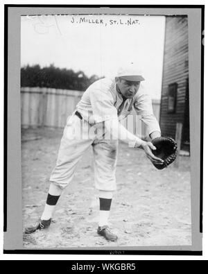 John Barney Dots Miller, St. Louis Cardinals baseball Player, stehend in der Position als erste Basisspieler, bereit geworfen Kugel zu erhalten Stockfoto