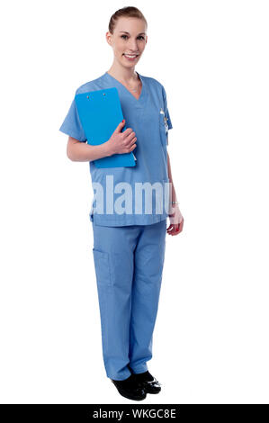 Lächelnd hält Zwischenablage Ärztin Stockfoto