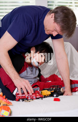 Stattliche Vater spielen Autos mit behinderten Sohn Stockfoto