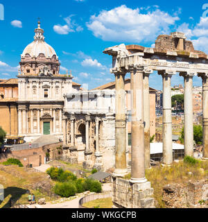 Das Forum Romanum auch Foro Romano ist ein rechteckiger Platz, der von den Ruinen von mehreren wichtigen alten Regierungsgebäude im Zentrum umgeben. Stockfoto